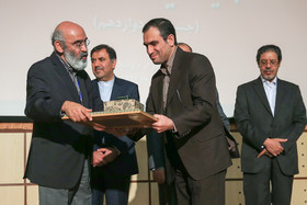 اعطای جایزه دکتر نطقی به یونس شکر خواه استاد علوم ارتباطات و روزنامه‌نگاری